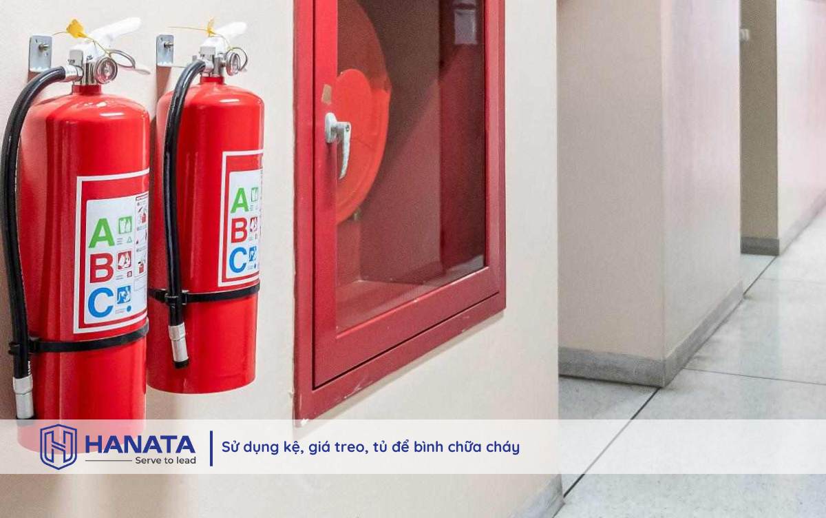 Sử dụng kệ, giá treo bình chữa cháy